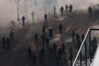 1769317599371-gas-air-mata-dan-bentrokan-warnai-protes-penembakan-agen-federal-di-minneapolis-1769311632791_169