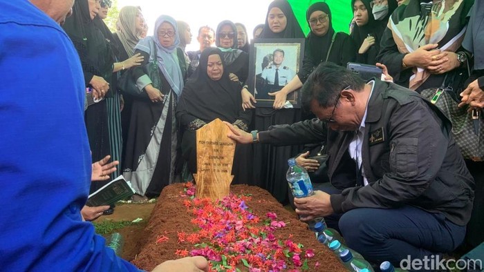 1769317602768-tangis-keluarga-pecah-usai-jenazah-kopilot-pesawat-atr-42-500-farhan-gunawan-dimakamkan-di-pemakaman-darusalam-valley-kabupate-1769307817401_169