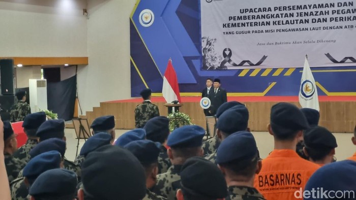 1769339197293-upacara-penghormatan-dan-pelepasan-korban-pesawat-atr-42-500-di-kementerian-kp-pasar-minggu-jakarta-selatan-minggu-2512026-tau-1769330785412_169