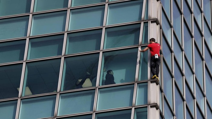 1769360810047-aksi-nekat-alex-honnold-panjat-taipei-101-tanpa-pengaman-1769314959280_169