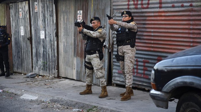 1769360811152-kota-guatemala-mencekam-polisi-tingkatkan-patroli-usai-serangan-geng-1769316087518_169