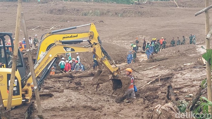 1769360817780-alat-berat-dikerahkan-ke-lokasi-longsor-cisarua-1769322073092_169