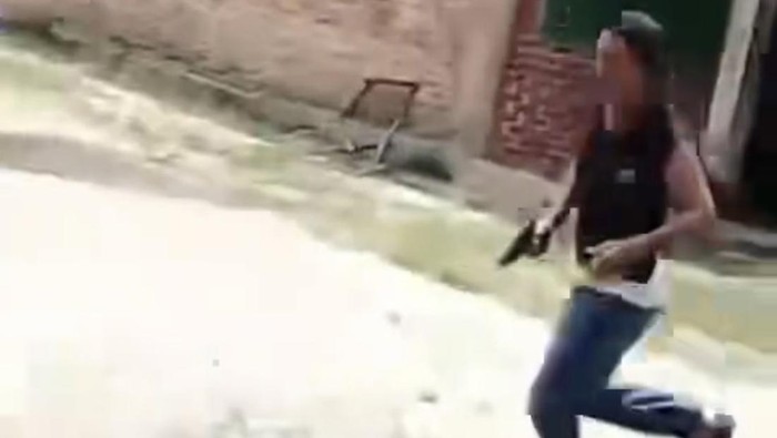 1769447230670-viral-pria-diduga-kades-di-paluta-todongkan-pistol-ke-warga-screenshot-video-viral-1769413143090_169