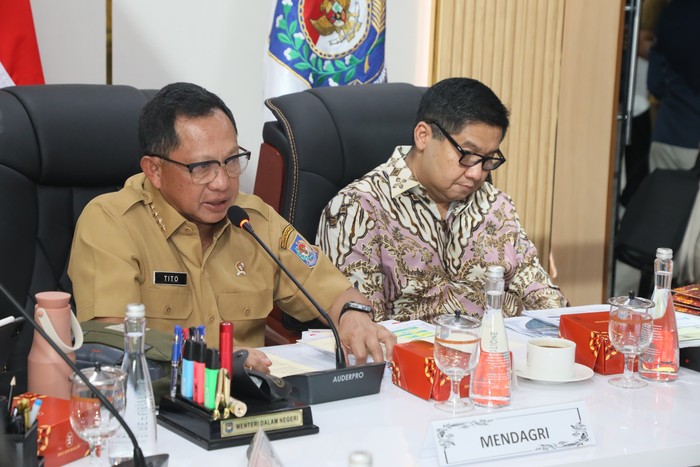 1769447239896-menteri-dalam-negeri-mendagri-selaku-ketua-satuan-tugas-kasatgas-percepatan-rehabilitasi-dan-rekonstruksi-pascabencana-sumater-1769438608618