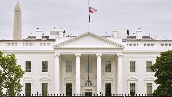 1769468726946-gedung-putih-as-kibarkan-bendera-setengah-tiang-untuk-paus-fransiskus-1745305126151_169