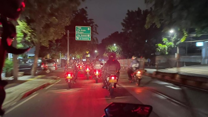 1769490405420-patroli-brimob-polda-metro-jaya-di-kramat-jati-jakarta-timur-selasa-2712026-dini-hari-1769487190565_169