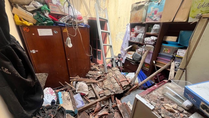 1769512008131-atap-rumah-warga-di-bogor-ambruk-usai-hujan-deras-1769510254941_169