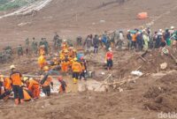 1769555126337-petugas-melakukan-operasi-sar-di-lokasi-longsor-cisarua-1769413584112_169